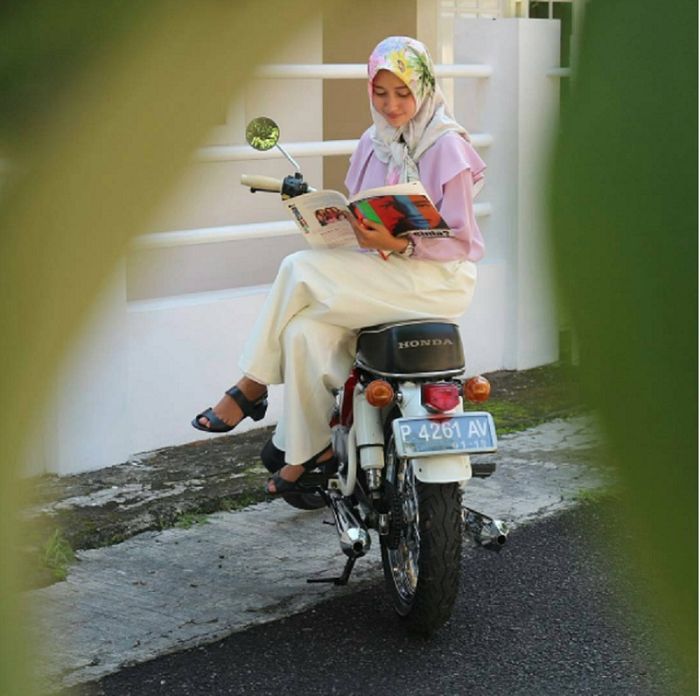 Honda CB Modif dan Cewek Cantik Berhijab