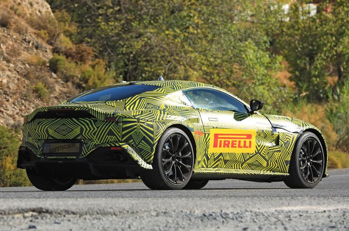 Sedan Aston Martin tertangkap kamera saat tes jalan