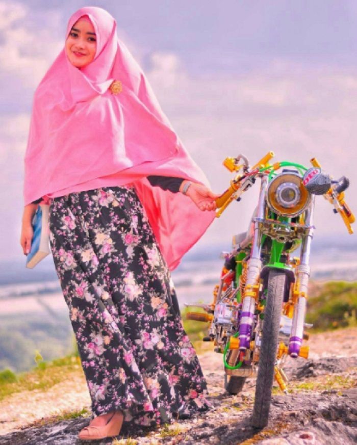 Honda CB Modif dan Cewek Cantik Berhijab