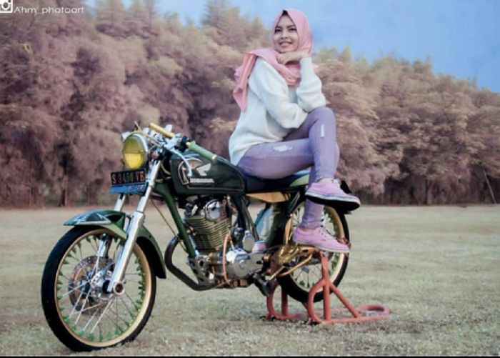 Honda CB Modif dan Cewek Cantik Berhijab