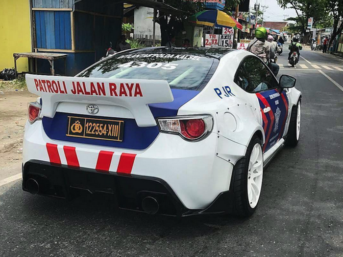 Mobil Patroli di Kalimantan Selatan yang punya gaya modif Rocket Bunny