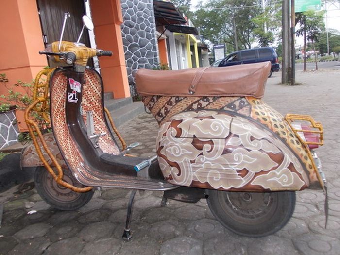 Si Kukut Vespa Klasik Batik