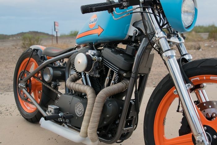 HD Sporster 1200 kustom bobber dengan livery khas Gulf Racing, dilansir oleh www.specialracer.com