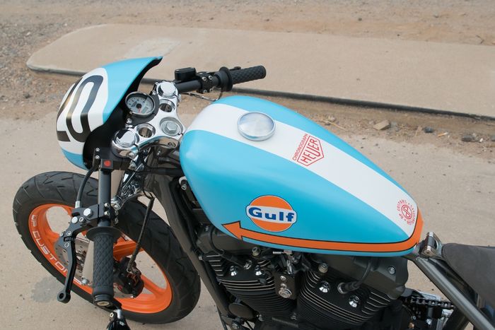 HD Sporster 1200 kustom bobber dengan livery khas Gulf Racing, dilansir oleh www.specialracer.com