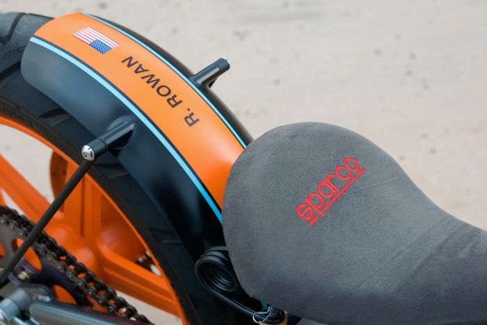 HD Sporster 1200 kustom bobber dengan livery khas Gulf Racing, dilansir oleh www.specialracer.com