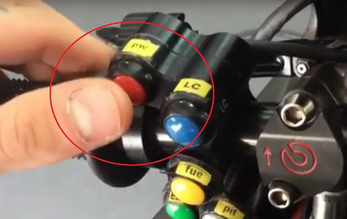 Tombol merah mapping berkaitan dengan power dan rpm Ducati GP17