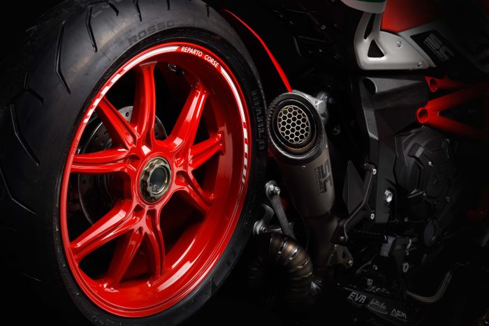 Knalpot mid ship untuk mengejar performa akselerasi