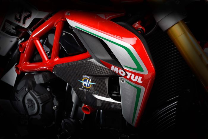 Tulisan Reparto Corse tersemat di shroud 