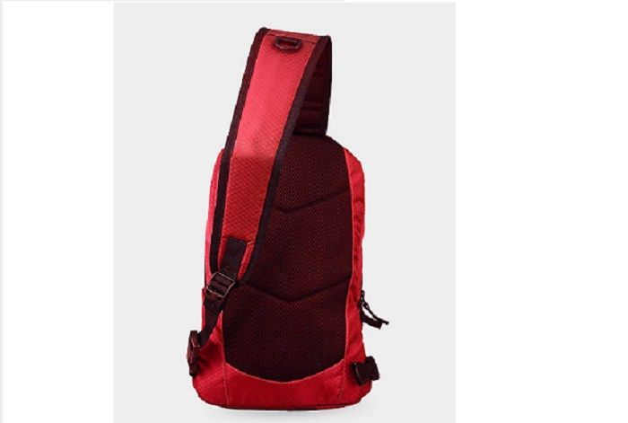 Tas selempang merah tampak belakang
