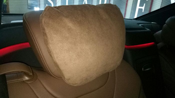 Headrest bangku belakang mendapat tambahan bantal