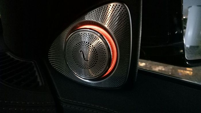 Total ada 26 buah speaker Burmester 3D surround sound di kabin S 450 L