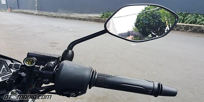 Kaca spion sebelah? 