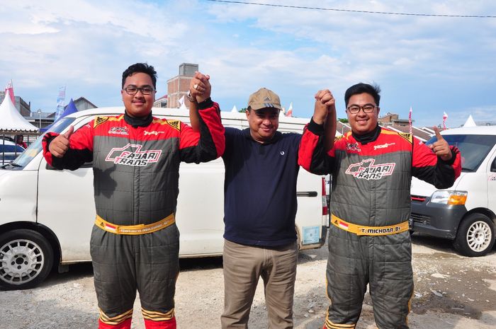 Batara (kiri) dan Toto Michdar (kanan) mengapit sang ayah yang memberi dukungan penuh