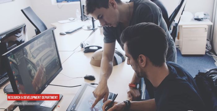 Jorge Lorenzo memberikan masukan tentang design helm