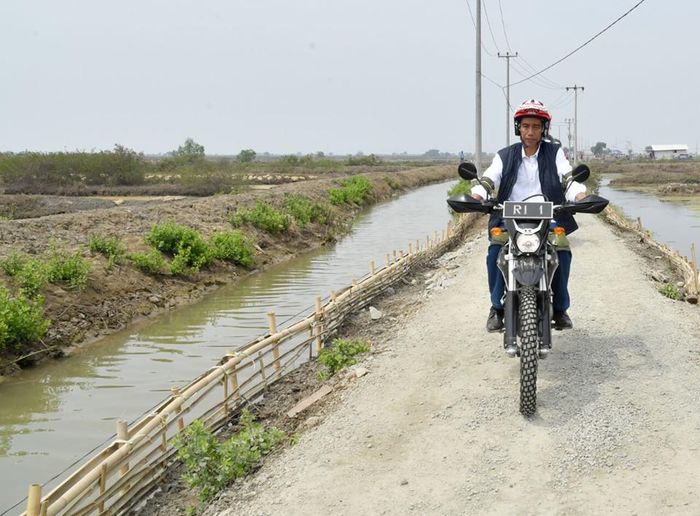 Presiden Joko Widodo kembali ngegas Kawasaki KLX 150