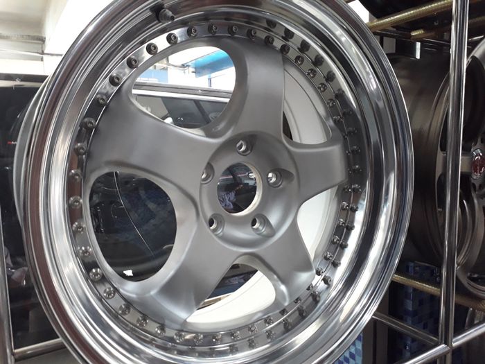 Ilustrasi pelek mobil