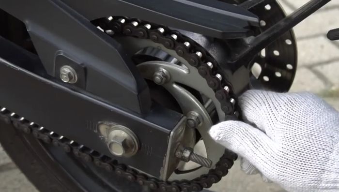 Ilustrasi cek rantai dan gir motor