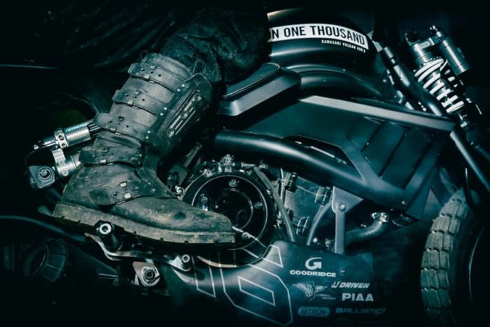 Kawasaki Vulcan 650 S kustom flat tracker dari Icon 1000, dilansir oleh www.bikeexif.com