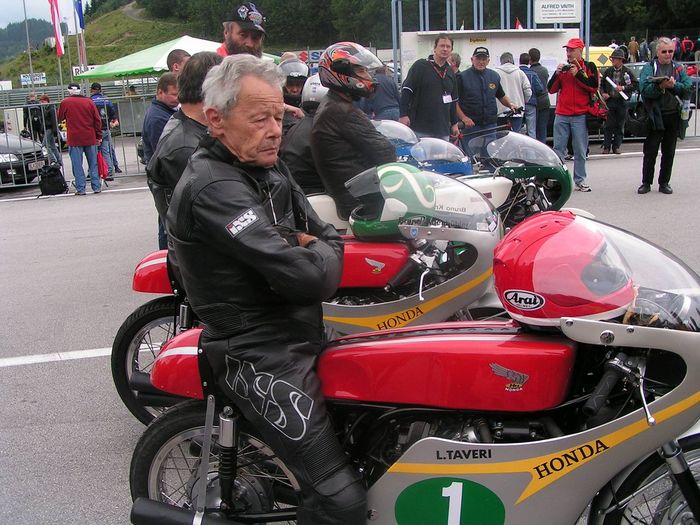 Luigi Taveri pada tahun 2006 dengan Honda RC149 yang direstorasi