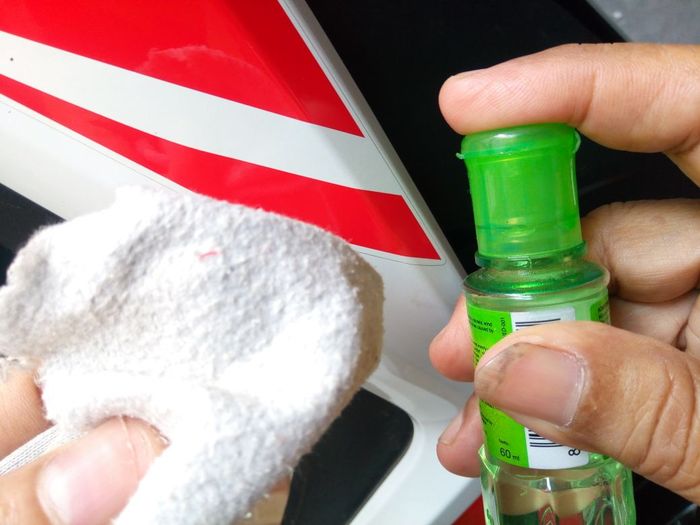 Minyak kayu putih ampuh mengangkat sisa lem stiker