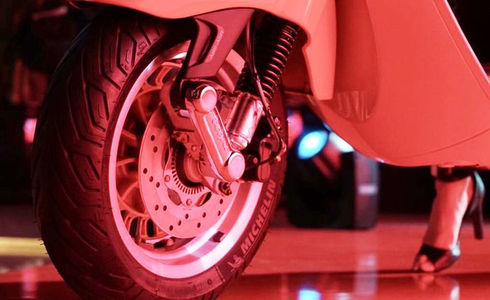 Rem Vespa 946 RED Edition sudah cakram dan ABS, sensornya bisa dipakai untuk fitur traction controlnya