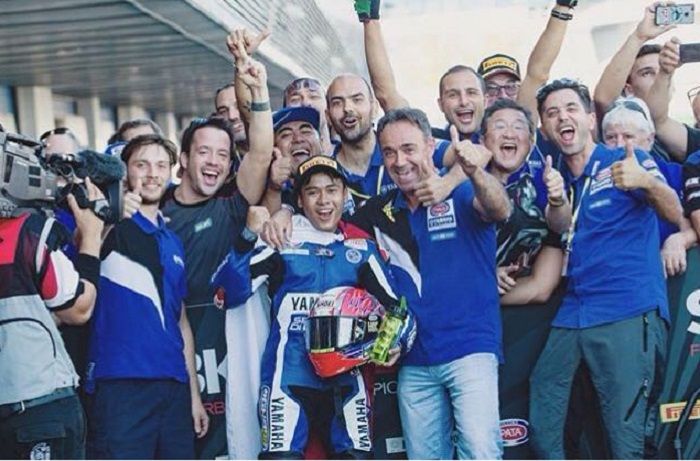 Galang Hendra merayakan kemenangan bersama tim Yamaha Racing
