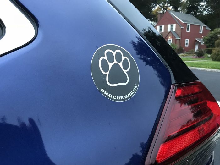 Logo Rogue Dogue pada bodi belakang