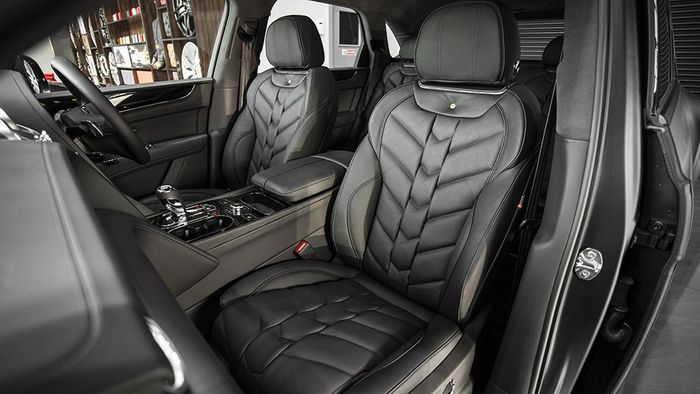 Interior Bentley Bentayga dalam balutan Volcanic Rock dari Khan Design