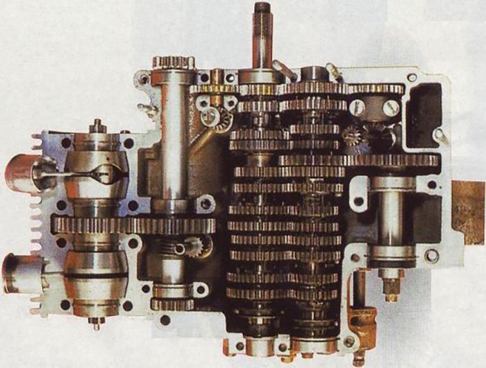 Gearbox RK67 yang dijamin bikin kepala mekanik zaman now jungkir balik dengan sistem 14 percepatan alias gigi