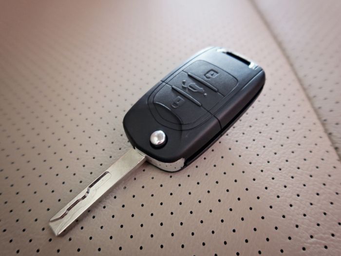 Kunci mobil dengan immobilizer