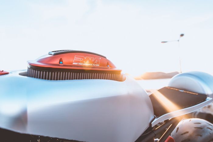 Motor KTM LC8 1190 kustom cafe racer dari DNA Filters, dilansir oleh www.bikeexif.com