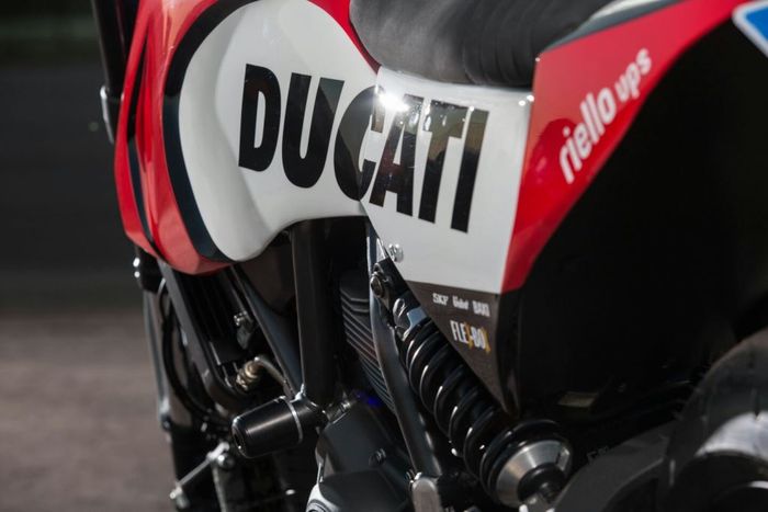 Ducati Scrambler kustom supermoto dari Russel Motorcycles, dilansir oleh www.silodrome.com