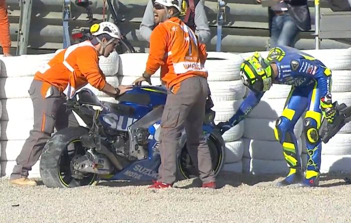Andrea Iannone terjatuh di FP2 MotoGP Valencia