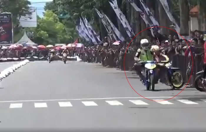 Pembalap sengaja senggol pembalap lain