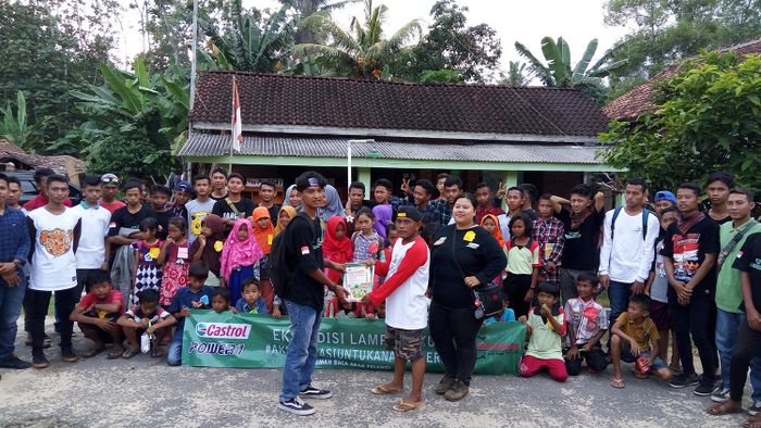 Volunteer dan anak-anak sama-sama senang