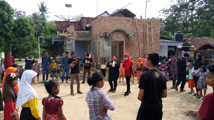 Memberi hiburan kepada anak-anak