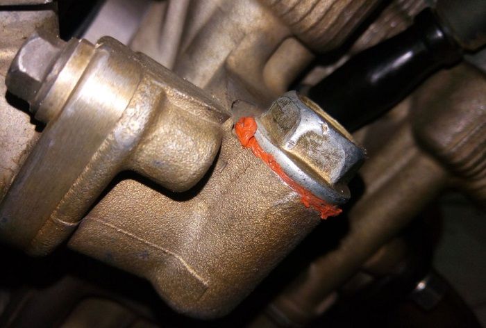 Saat ditutup, jangan lupa untuk menggunakan ring tembaga dan sedikit lem gasket.