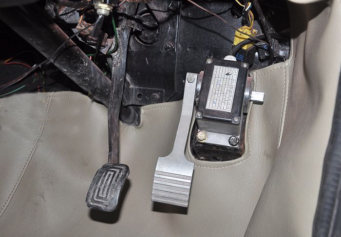 Mobil Listrik EVHero ITENAS. Pedal gas dikendalikan secara elektronik