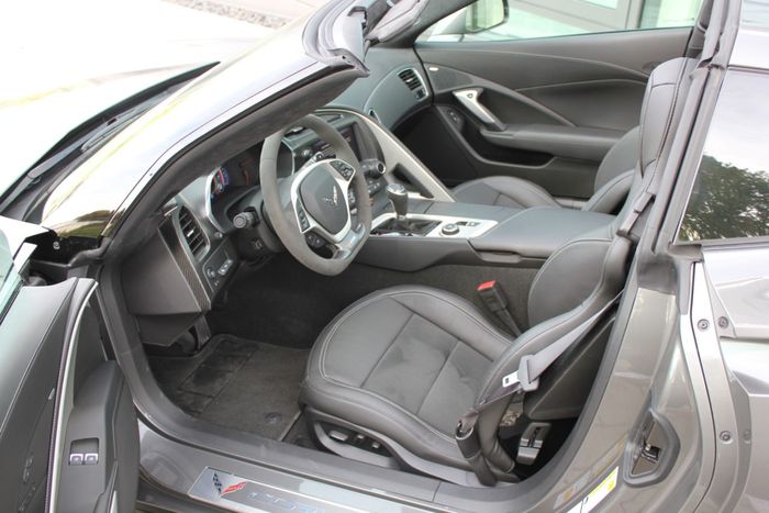 Interior Chevrolet Corvette Z06 garapan VOS Performance