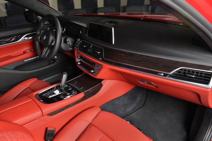 Interior merah BMW M760Li pakai kelir Imola Red