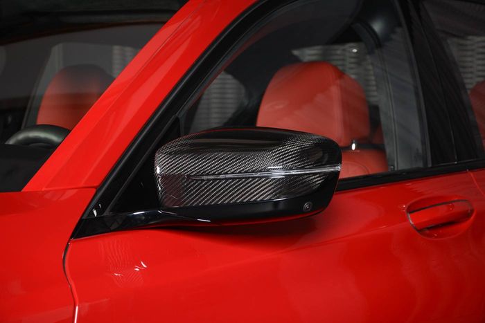 Spion dari serat karbon BMW M760Li pakai kelir Imola Red