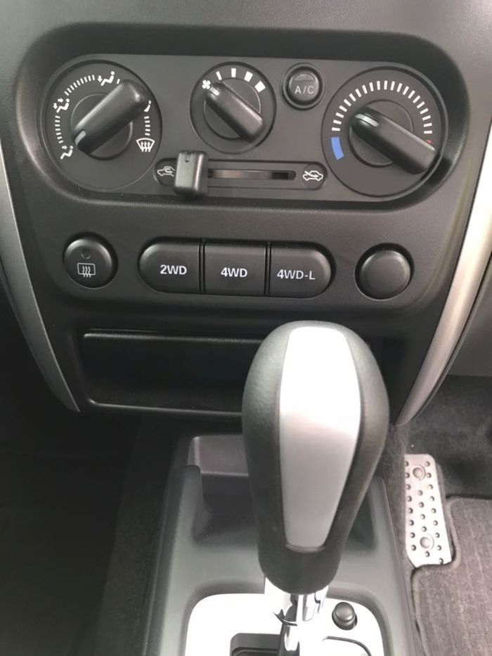 Tombol memindahkan 2WD dan 4 WD