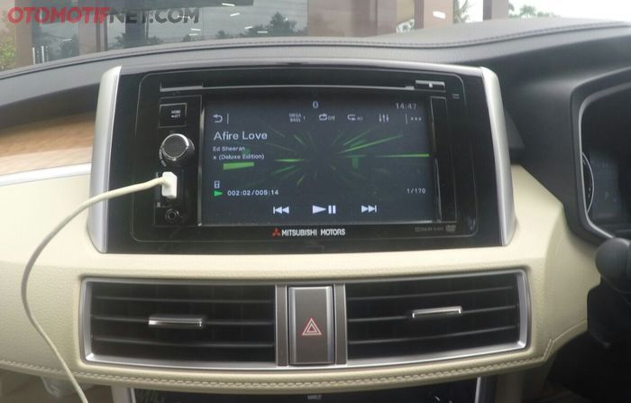 Head unit dengan kemampuan menjadi perpanjangan dari smarthpone