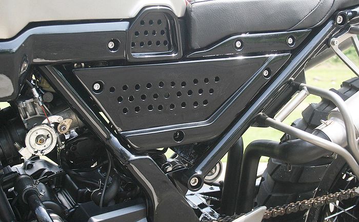 Modifikasi Kawasaki Z250. Bodi berlubang di baliknya ada aki dan filter udara