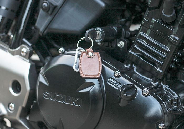 Modifikasi Suzuki Inazuma 2013. Kunci kontak dipindah ke samping, ala motor jadul
