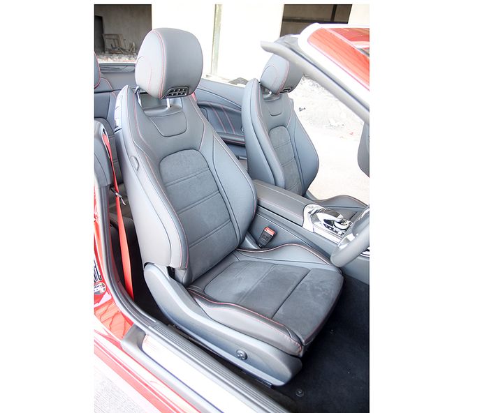  Mercedes-Benz AMG C43 2017. Kok model semi bucket berlapis kulit dan red stitching 