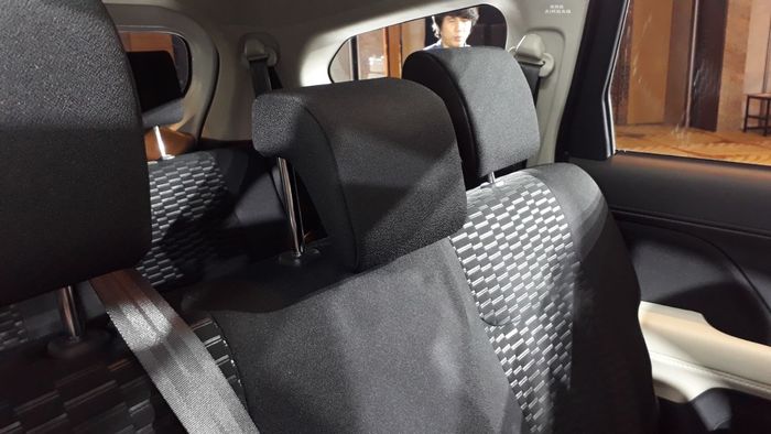 Toyota Rush punya headrest untuk 7 penumpang