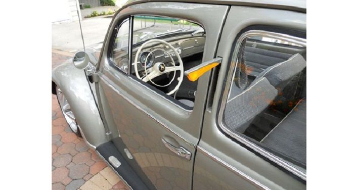 lampu sein lawas yang nongol dari samping bodi mobil