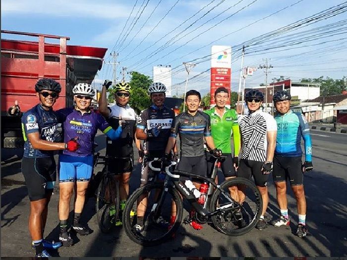 Rio Haryanto bersama atlit sepeda Indonesia