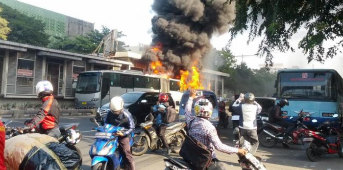 Bus Transjakarta Komodo yang terbakar
